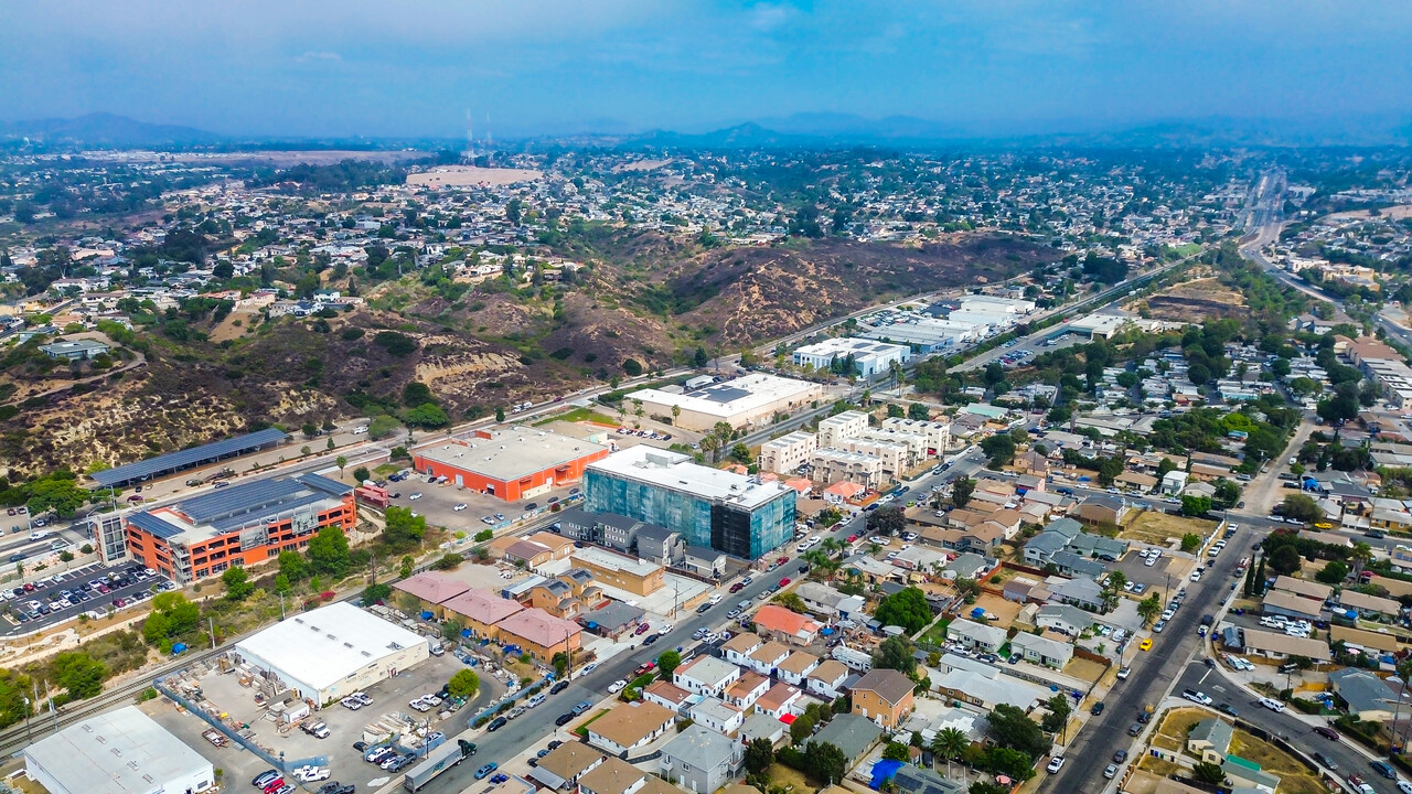 5201 Naranja St in San Diego, CA - Building Photo