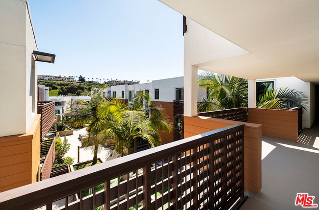 6030 S Seabluff Dr in Los Angeles, CA - Building Photo - Building Photo