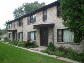 521 Dunbar Ave in Waukesha, WI - Foto de edificio - Building Photo