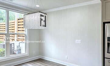 1011 Towneship Wy in Roswell, GA - Foto de edificio - Building Photo