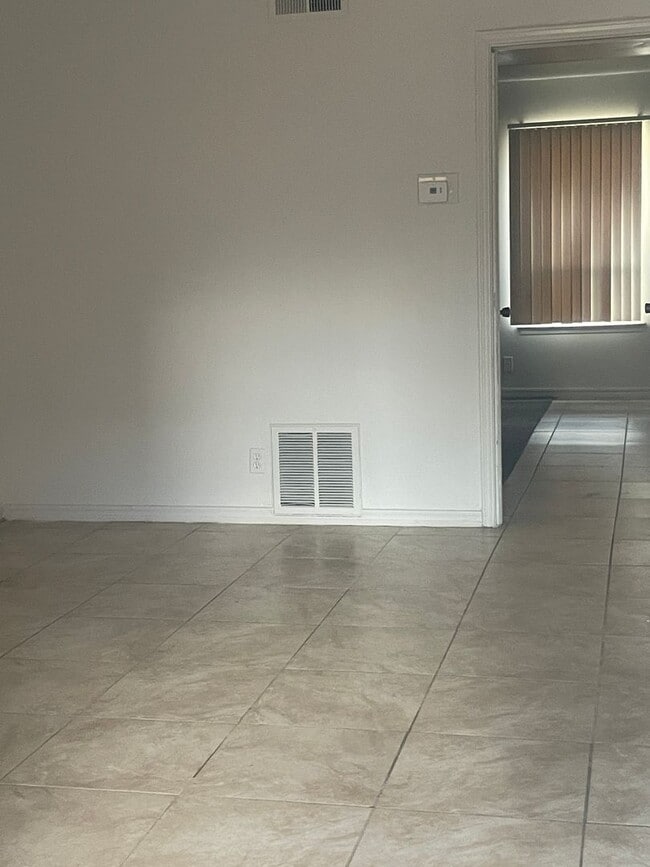 property at 5116 S Delaware Pl