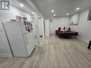 9 Bruce Beer Dr in Brampton, ON - Building Photo - Building Photo