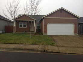 5761 Montclaire Way in Springfield, OR - Building Photo
