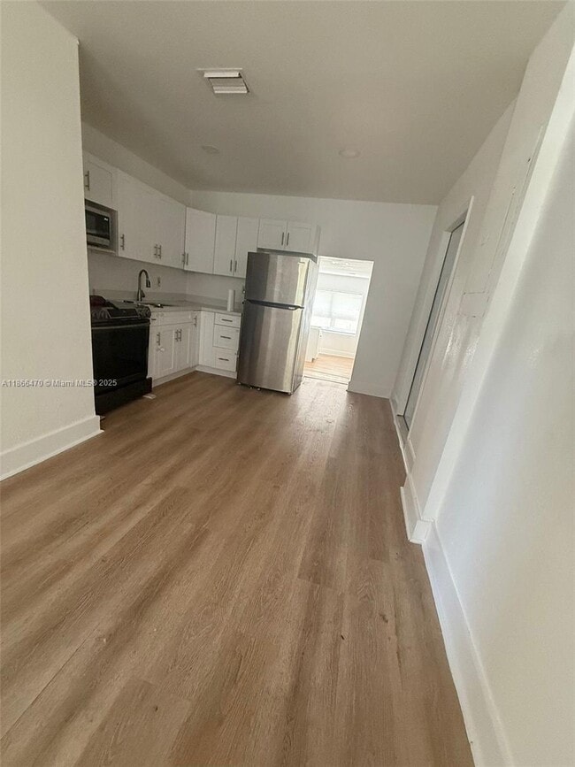 2424 NW 44th St in Miami, FL - Building Photo - Building Photo