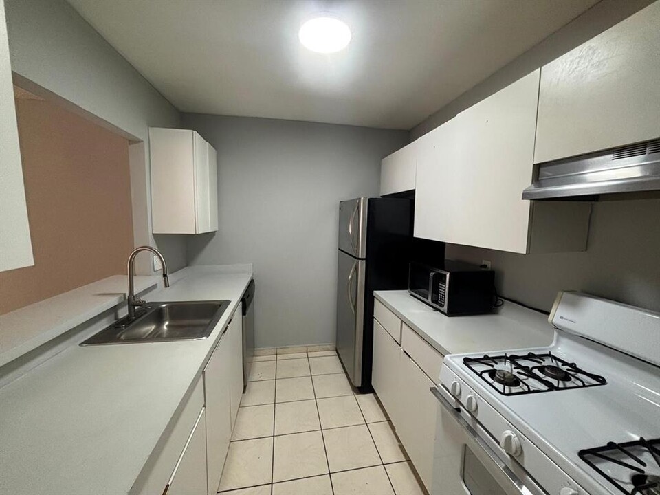 18101 NW 68th Ave, Unit D2xx in Hialeah, FL - Foto de edificio