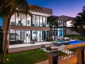 3367 NE 168th St in North Miami Beach, FL - Building Photo - Building Photo