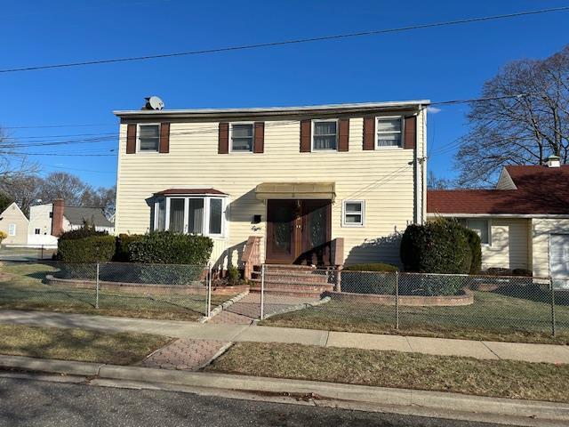 8 Robert Ave in Massapequa, NY - Foto de edificio - Building Photo