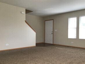 818 Glen Cove Ln in Pingree Grove, IL - Building Photo - Building Photo