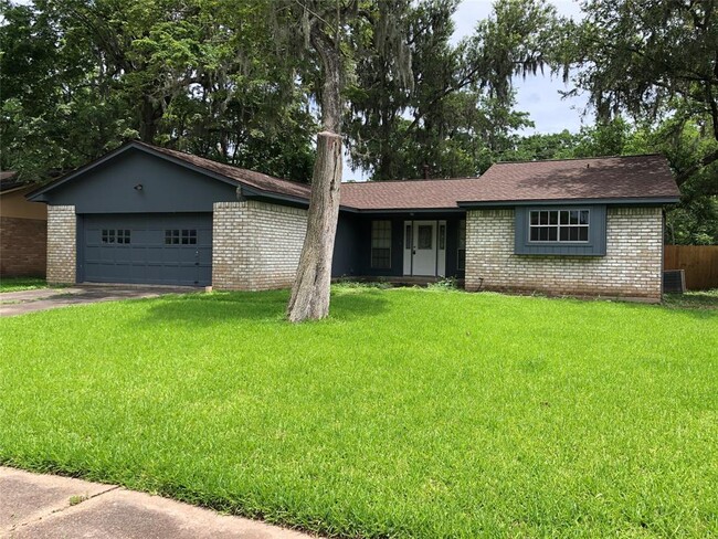 303 Dogwood St in Lake Jackson, TX - Building Photo - Building Photo