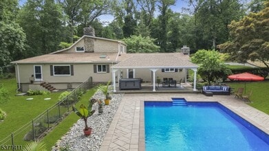 8 Crosby Ln in Oakland, NJ - Building Photo - Building Photo