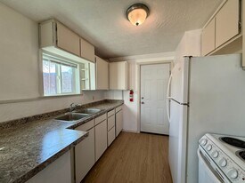 136 SW 3rd St in Redmond, OR - Building Photo