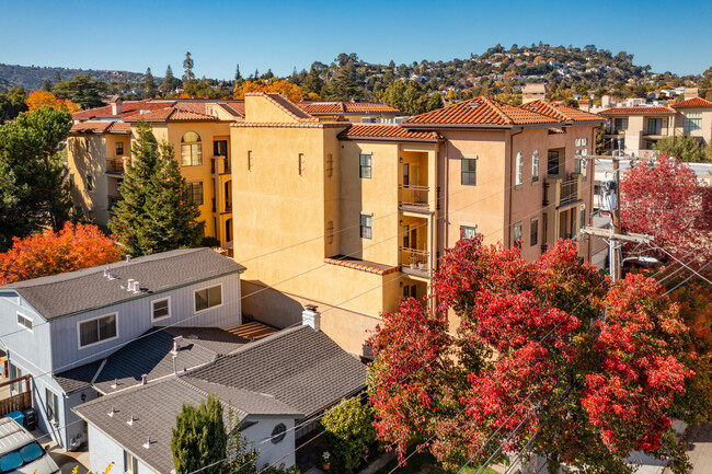 656 Walnut St in San Carlos, CA - Foto de edificio - Building Photo