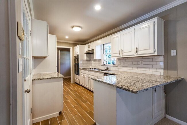 2418 Sagamore Hills Dr in Decatur, GA - Building Photo - Building Photo