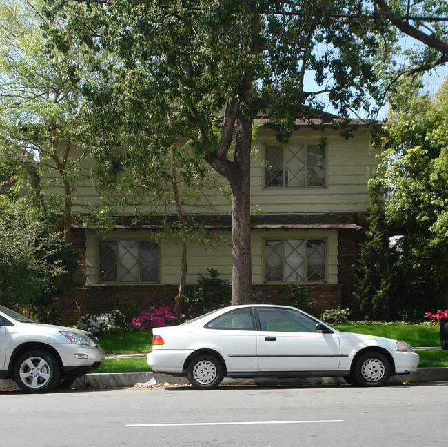 261 Hudson Ave in Pasadena, CA - Foto de edificio - Building Photo