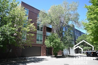 2348 N Lister Ave, Unit 202 in Chicago, IL - Foto de edificio - Building Photo