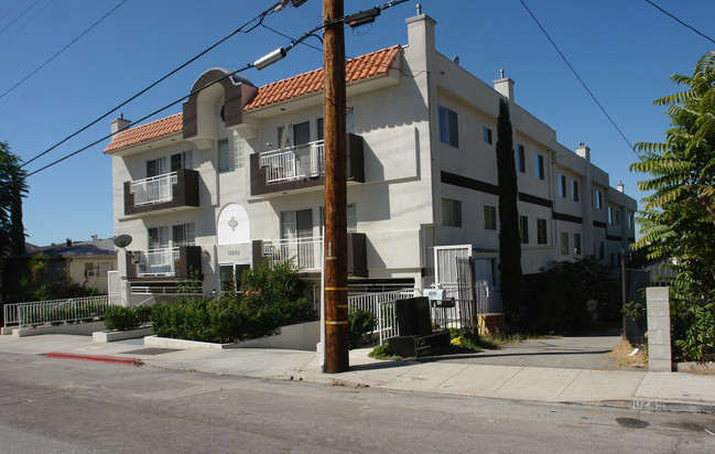 10243 Hillhaven Ave in Tujunga, CA - Foto de edificio - Building Photo