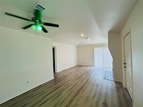 8038 Sands Point Dr in Houston, TX - Building Photo - Building Photo