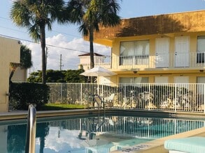Whispering Palms Apartment Homes in Boca Raton, FL - Building Photo - Building Photo