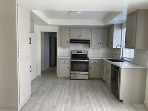 210 S Illinois St, Unit Apt 2 in Anaheim, CA - Building Photo - Building Photo