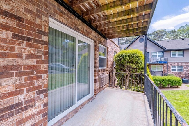 2213 Briarcliff Rd NE in Atlanta, GA - Foto de edificio - Building Photo