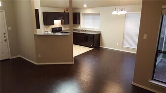 515 Valley Spring Dr in Arlington, TX - Building Photo