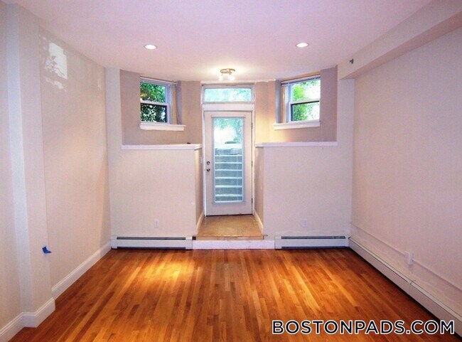 61 Park Dr, Unit 22 in Boston, MA - Foto de edificio - Building Photo