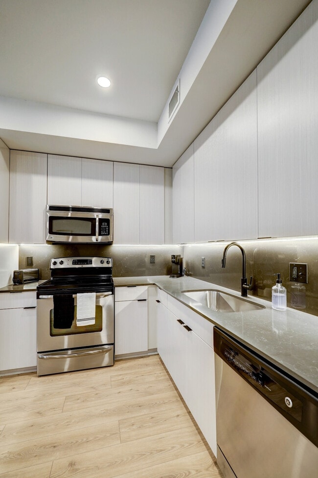 2137 Pelham Dr, Unit SI FL1-ID1028899P in Houston, TX - Foto de edificio - Building Photo