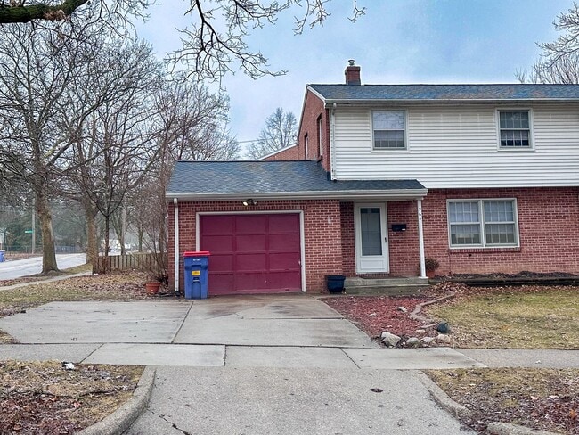 property at 960 Kentwood Dr NE