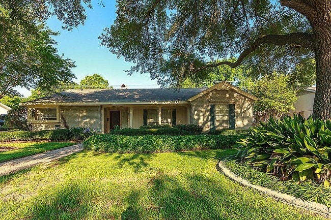 property at 2114 Walnut Bend Ln
