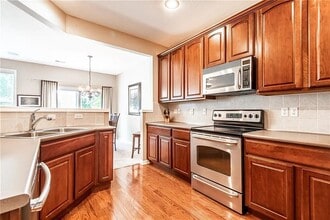 23304 W 90th Ter in Lenexa, KS - Foto de edificio - Building Photo