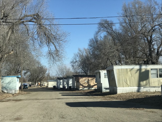 Cottonwood Estates in Junction City, KS - Building Photo - Primary Photo