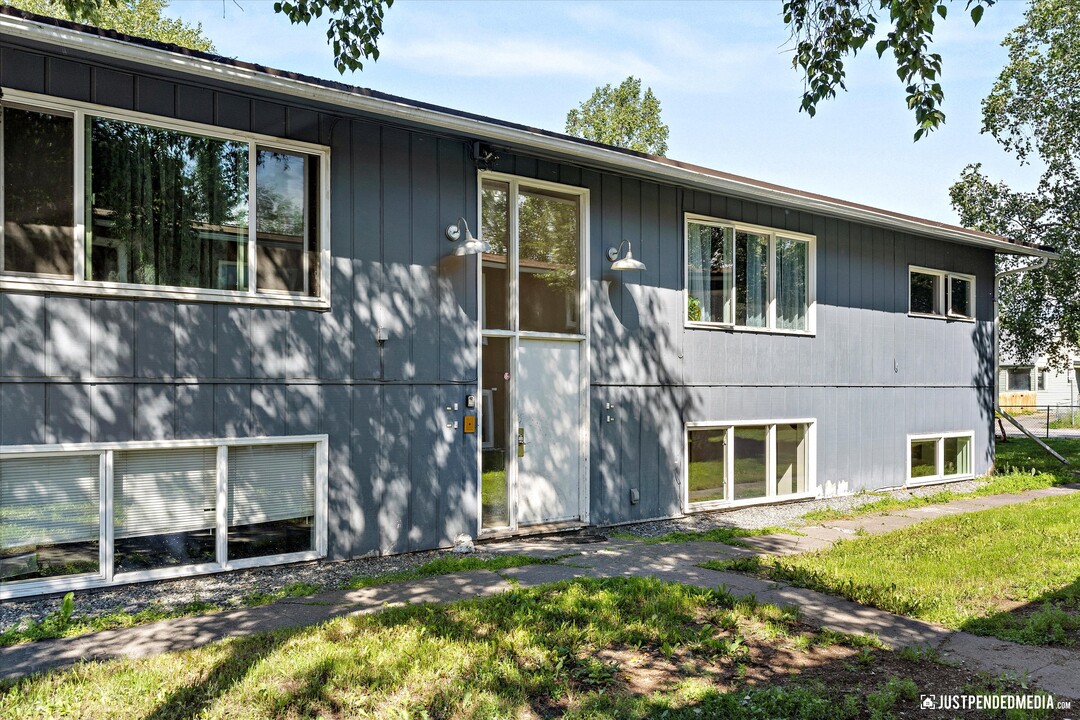 1526 Medfra St in Anchorage, AK - Building Photo