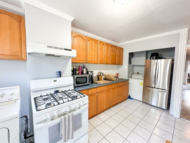 885 E 4th St, Unit 3 in Boston, MA - Foto de edificio - Building Photo