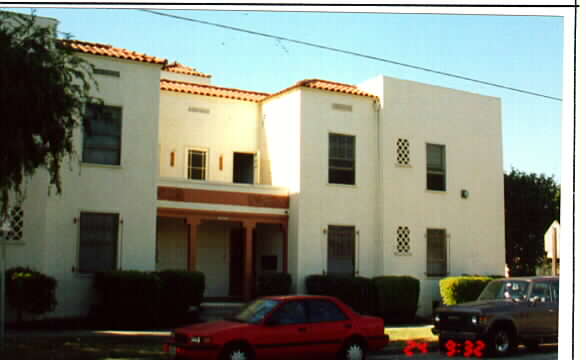 5230 Clinton St in Los Angeles, CA - Building Photo