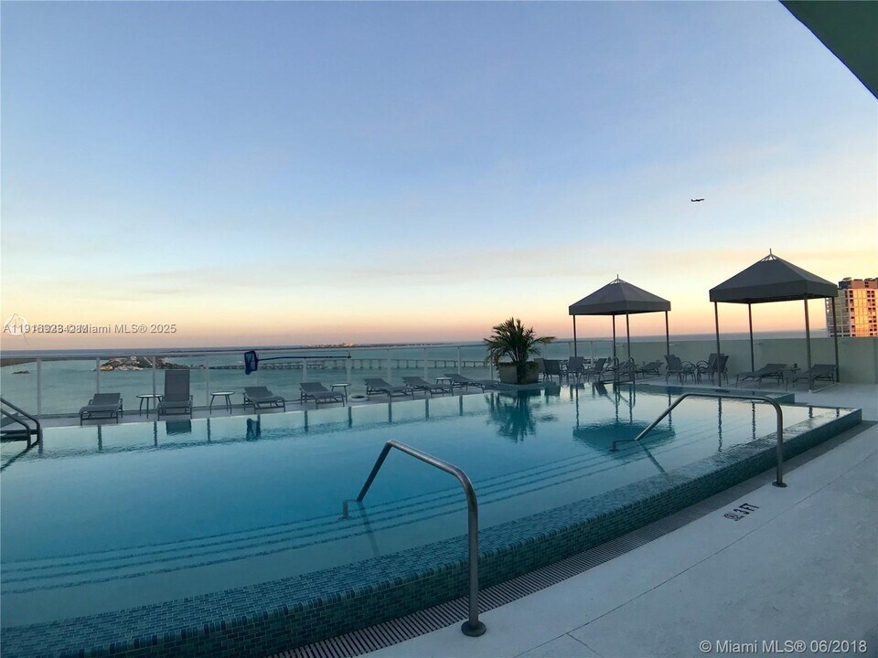 218 SE 14th St in Miami, FL - Building Photo