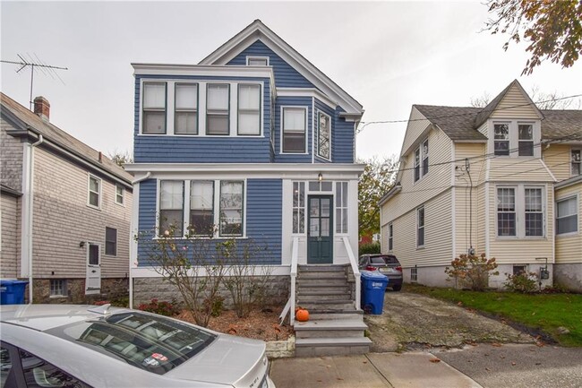 16 Vaughan Ave, Unit 2
