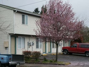 Saint Louis Apartments in Portland, OR - Building Photo - Building Photo