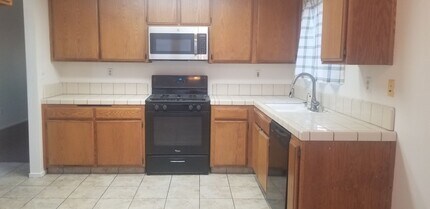 6401 Caracas Ct in Bakersfield, CA - Building Photo - Building Photo