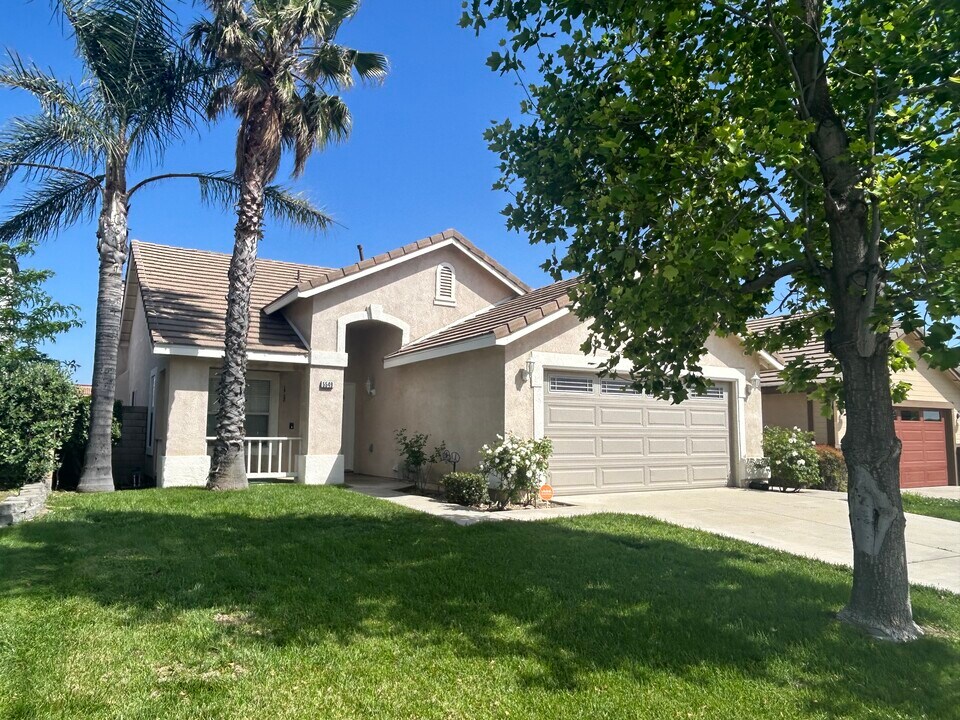 5549 Grand Prix Ct in Fontana, CA - Building Photo
