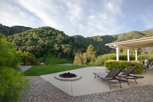 1310 J Lee Cir in Glendale, CA - Building Photo