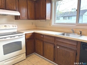 27 Crows Nest Ln in Danbury, CT - Building Photo - Building Photo