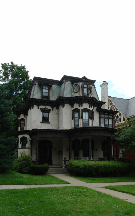 630 N Broadway in Saratoga Springs, NY - Foto de edificio