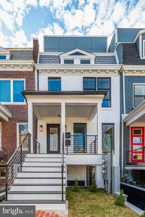 734 Kenyon St NW in Washington, DC - Building Photo