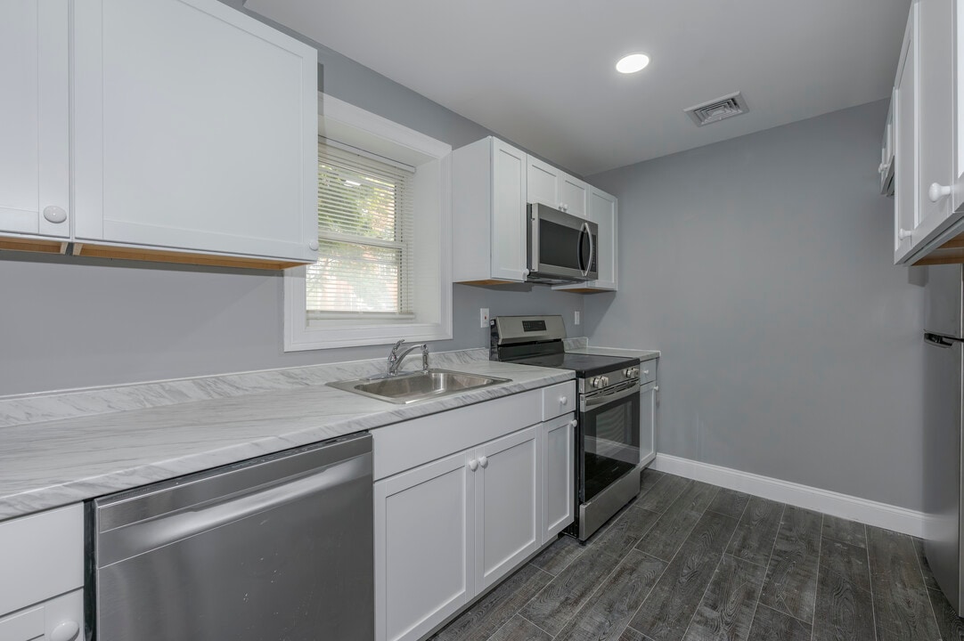 223 Meadow St in Naugatuck, CT - Building Photo