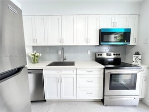 2827 SW 24th St in Miami, FL - Building Photo - Building Photo