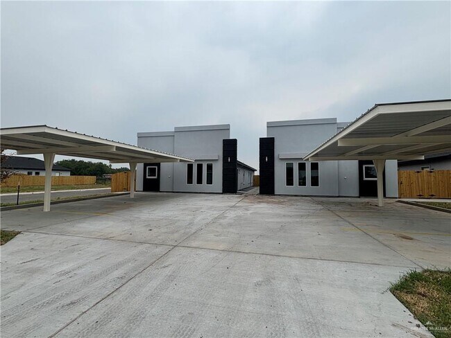 905 Deluxe St in Alamo, TX - Building Photo - Building Photo