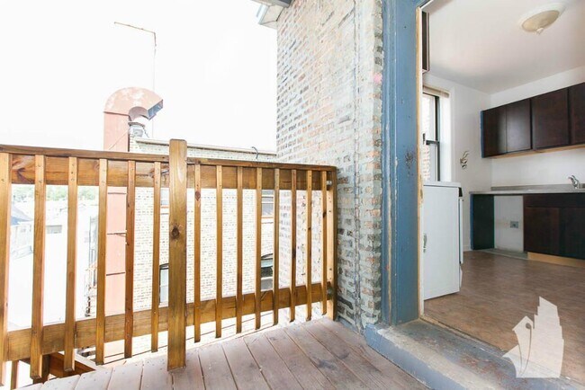 2331 N Spaulding Ave, Unit 1A in Chicago, IL - Building Photo - Building Photo