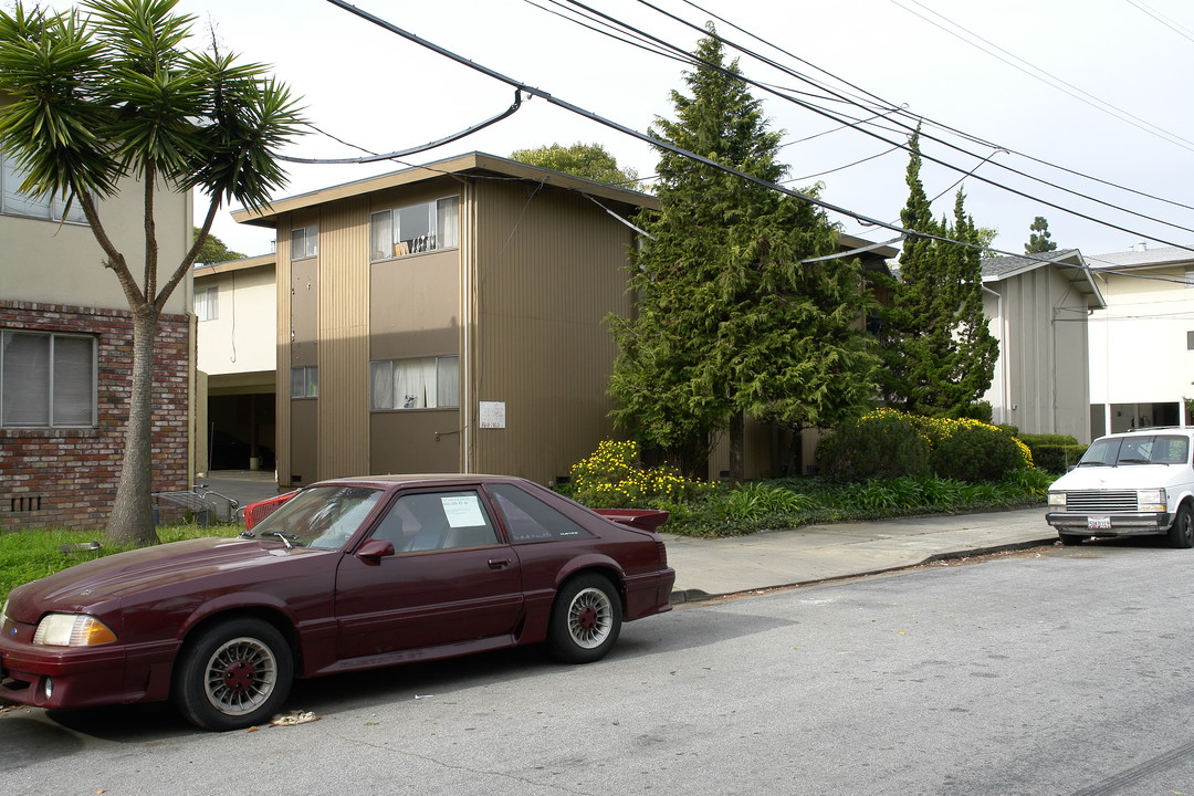 1530 Ebener St in Redwood City, CA - Building Photo