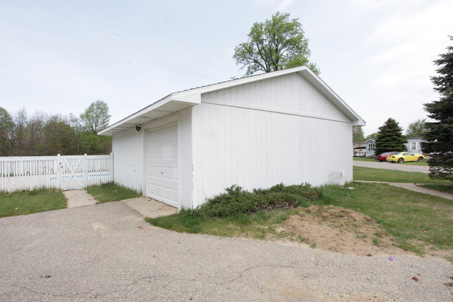 Meadowbrook Village Mobile Home Park in South Haven, MI - Building Photo - Building Photo