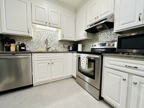 41 Centre St, Unit 106 in Brookline, MA - Building Photo - Building Photo